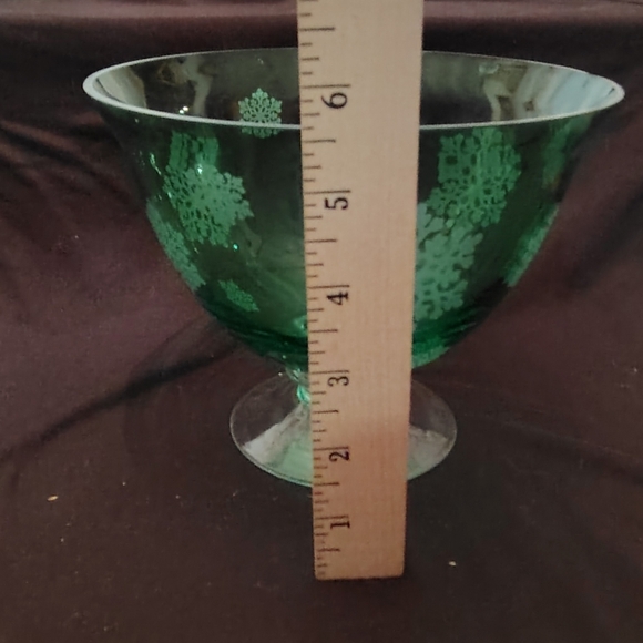 Vintage 1960's Green Glass Footed Bowl with Etched Snowflakes - Picture 5 of 7